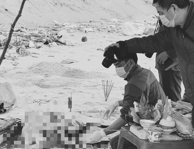 Thực hiện thủ tục khâm liệm, mai táng nạn nhân. Ảnh: CAND