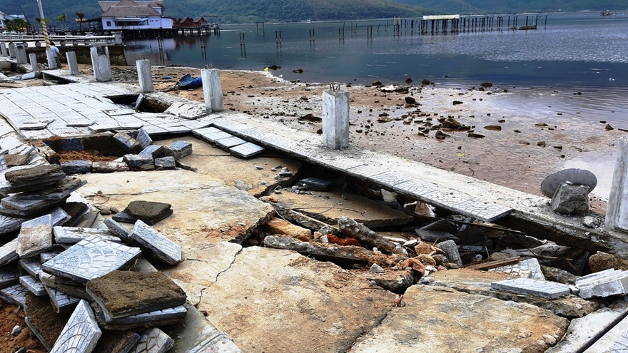 Đường phía đông đầm Lập An (TT-Huế) không phải tuyến giao thông ven biển. Công trình bị đánh vỡ tan nát chỉ do các đợt sóng đầm phá, không mạnh như sóng biển.