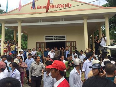 Nhiều người dân thôn Lương Điền sững sờ trước sự ra đi đột ngột của hàng xóm láng giềng.