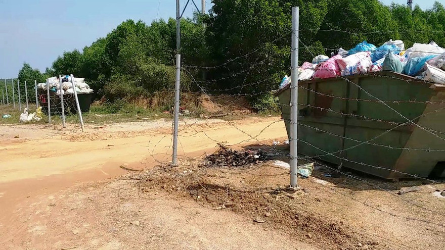 Hàng rào cao tốc 11 nghìn tỷ qua Thừa Thiên Huế bị phá toang để mở đường đi cắt ngang, gây mất an toàn giao thông.