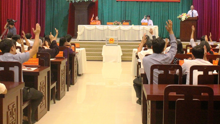 HĐND TP Huế họp, biểu quyết thông qua các nội dung miễn nhiệm chức danh Phó Chủ tịch, Chủ tịch và bầu bổ sung chức danh Chủ tịch UBND thành phố Huế (ảnh Thái Hùng)