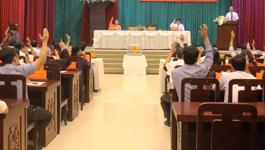 HĐND TP Huế họp, biểu quyết thông qua các nội dung miễn nhiệm chức danh Phó Chủ tịch, Chủ tịch và bầu bổ sung chức danh Chủ tịch UBND thành phố Huế (ảnh Thái Hùng)