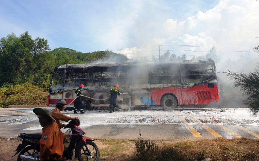 Hiện trường vụ cháy xe giường nằm.