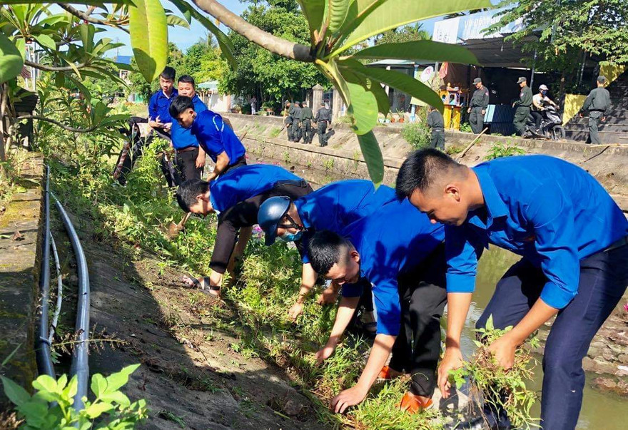 ĐVTN Hương Thủy ra quân làm vệ sinh, bảo đảm môi trường xanh, sạch, sáng hưởng ứng chiến dịch “Thanh niên tình nguyện hè năm 2020”.