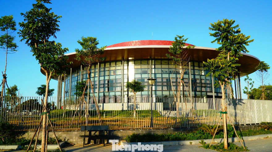 Nhà hát sông Hương Huế - một công trình kiến trúc được thiết kế độc đáo, điểm nhấn cho không gian đô thị Huế bên dòng sông Hương.