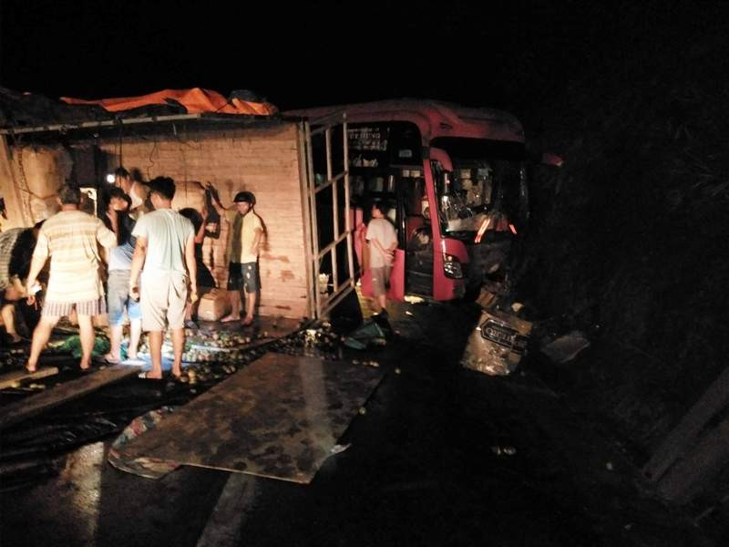Hiện trường xe khách lao vào núi trong đêm tại TT-Huế