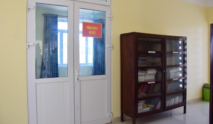 Các du khách đi trên xe có người Trung Quốc tới Huế đã được chuyển đến cách ly tạm thời tại Trường Quân sự Thừa Thiên Huế (ảnh Văn Vương)