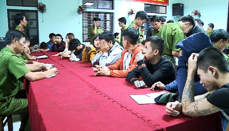 Công an kiểm tra, lấy lời khai các thanh niên sử dụng ma túy tại quán karaoke