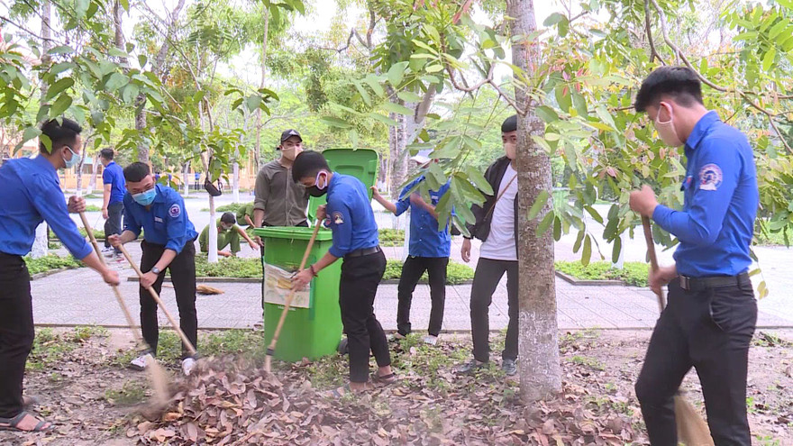 Lực lượng ĐVTN, bộ đội, dân quân tích cực tham gia hỗ trợ công tác chuẩn bị trưng dụng Trường THPT Hương Trà làm khu cách ly tập trung.