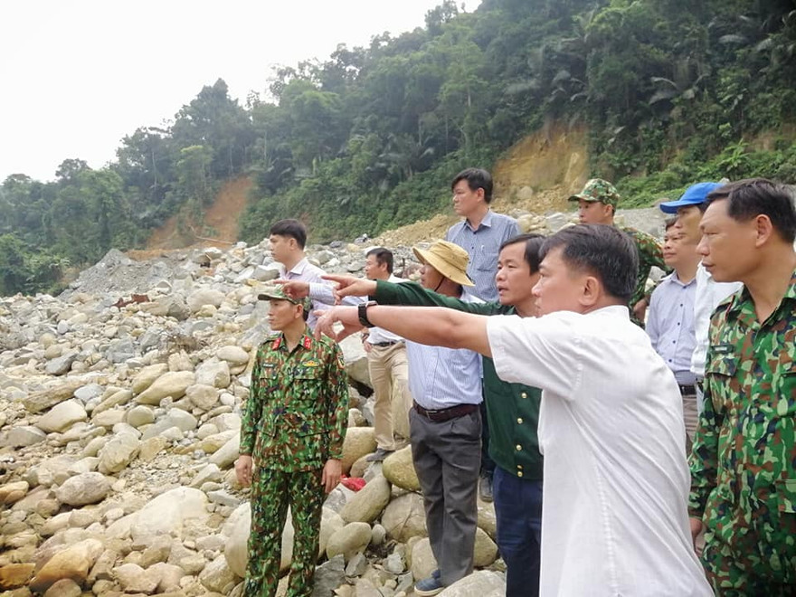 Khảo sát khu vực Rào Trăng 3 để tổ chức đợt tìm kiếm mới đối với 11 nạn nhân còn mất tích.