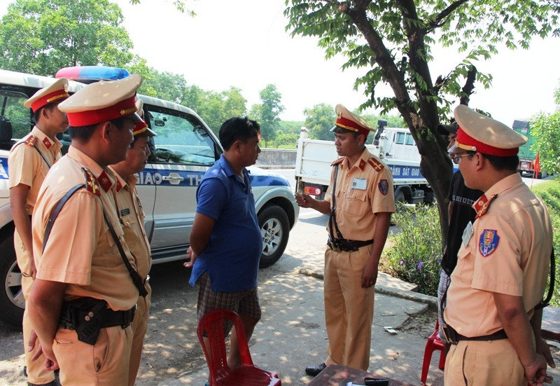 Lực lượng CSGT TT-Huế kiên trì giải thích, phổ biến các quy định pháp luật về giao thông cho tài xế vi phạm, trong nhiều giờ