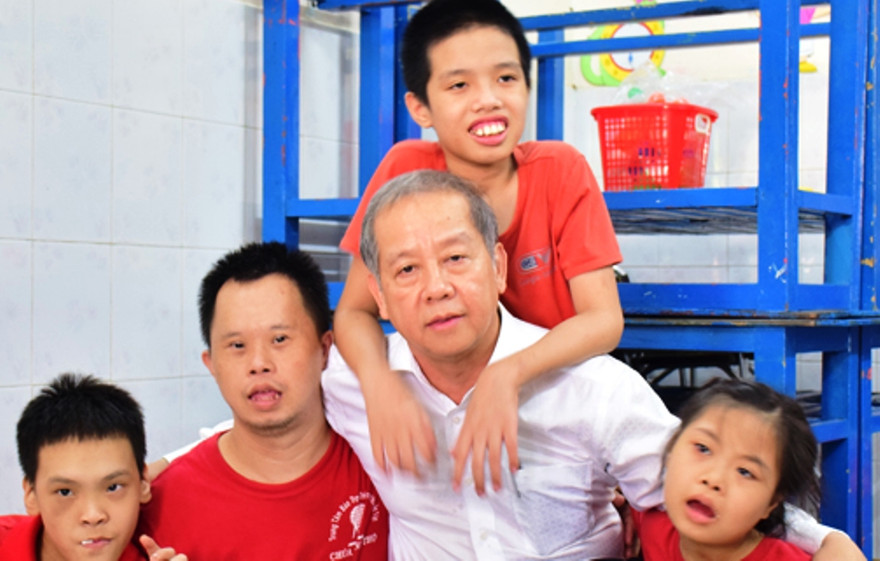 Chủ tịch UBND tỉnh Thừa Thiên Huế vui Trung thu cùng trẻ em khuyết tật tại thành phố Huế