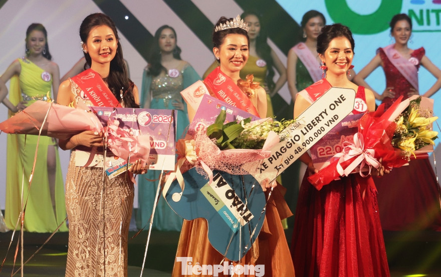 Hoa khôi và hai Á khôi "Hoa khôi Đại học Huế" rạng ngời trong giây phút bwcs lên bục cao nhất của đêm chung kết.