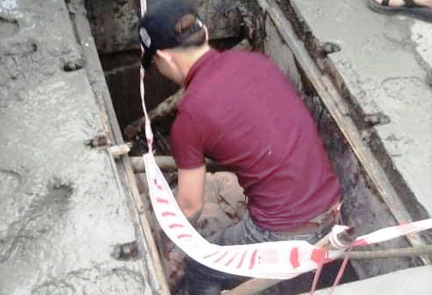 Ứng cứu người phụ nữ gặp nạn do lọt xuống hố ga viễn thông.