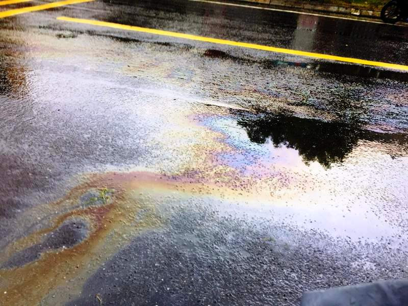 Mặt Quốc lộ 49 tại TT-Huế nổi váng như xăng dầu rơi vãi, rò rĩ trên đường giao thông