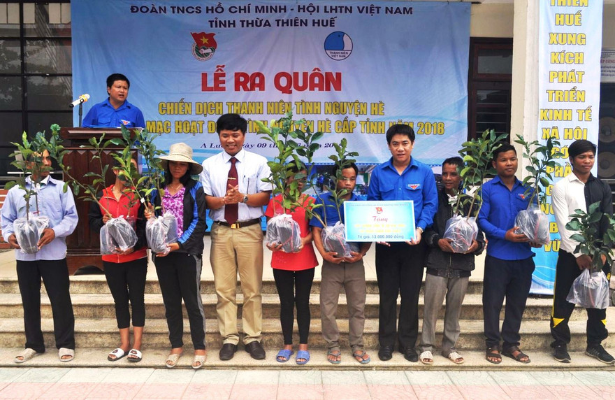 Tặng cây giống, công trình chiếu sáng nông thôn cho người dân biên giới vùng cao A Lưới