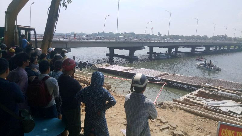 Tìm vớt, đưa thi thể hai cha con nhảy xuống sông Hương vào trưa 17/5 lên bờ