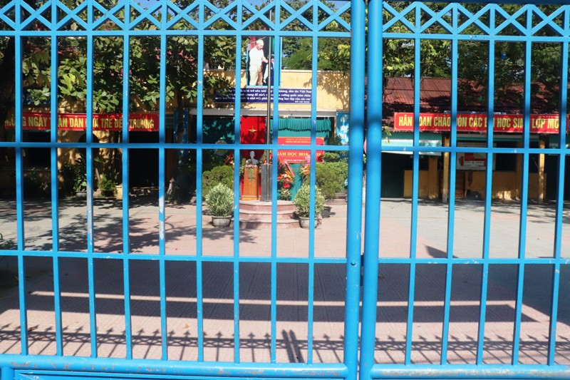 Cổng một ngôi trường tiểu học tại Huế khóa kín sau lễ khai giảng, bên trong phông màn, bục kê, vật trang trí vẫn ngổn ngang