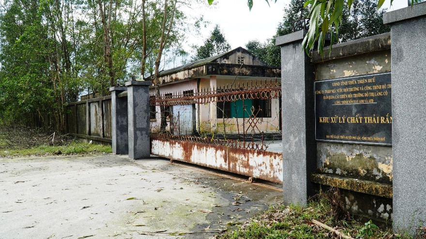 Khu xử lý chất thải rắn Lộc Thủy có trị giá đầu tư nhiều triệu USD đóng cửa giữa chừng từ nhiều năm nay.