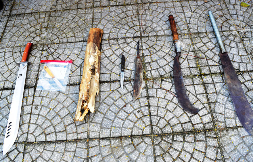 Nhiều loại hung khí được các đối tượng dùng để thanh toán nhau từ mâu thuẫn nợ nần