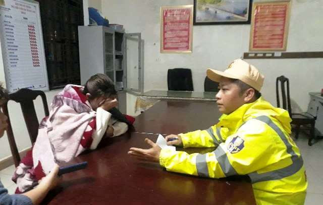 Nạn nhân L.T.T được ứng cứu, đưa lên bờ an toàn.