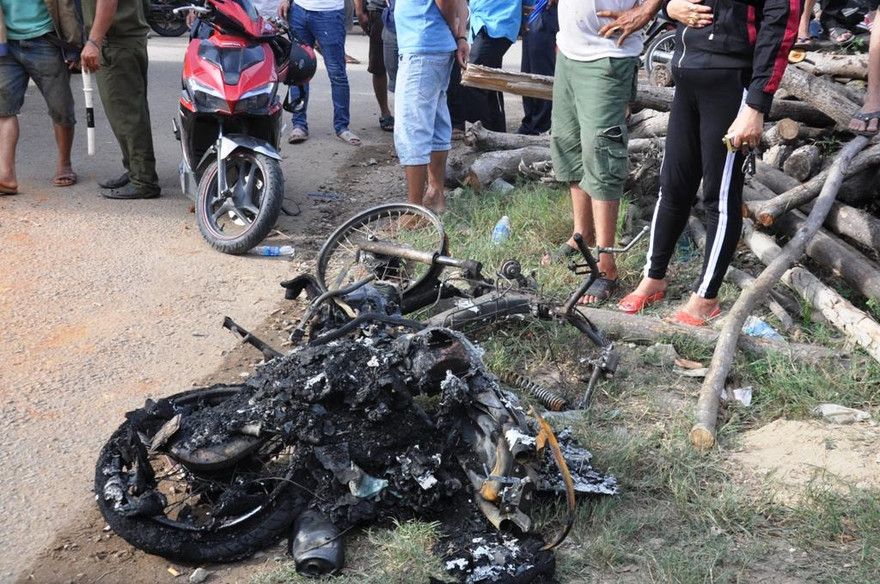 Chiếc xe máy bị thiêu rụi, một người chết cháy sau tai nạn liên hoàn do xe đầu kéo gây ra