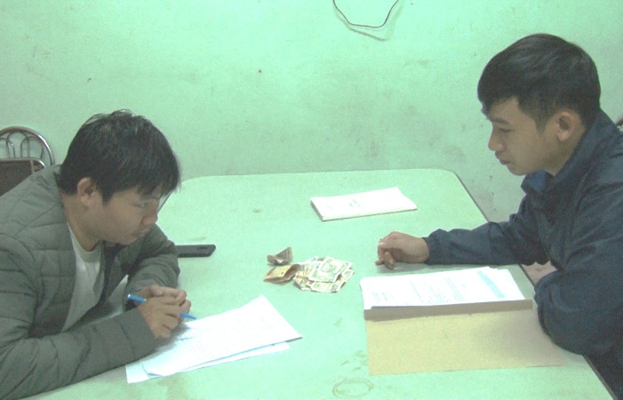 Đối tượng Lâm (bìa trái) tại cơ quan công an