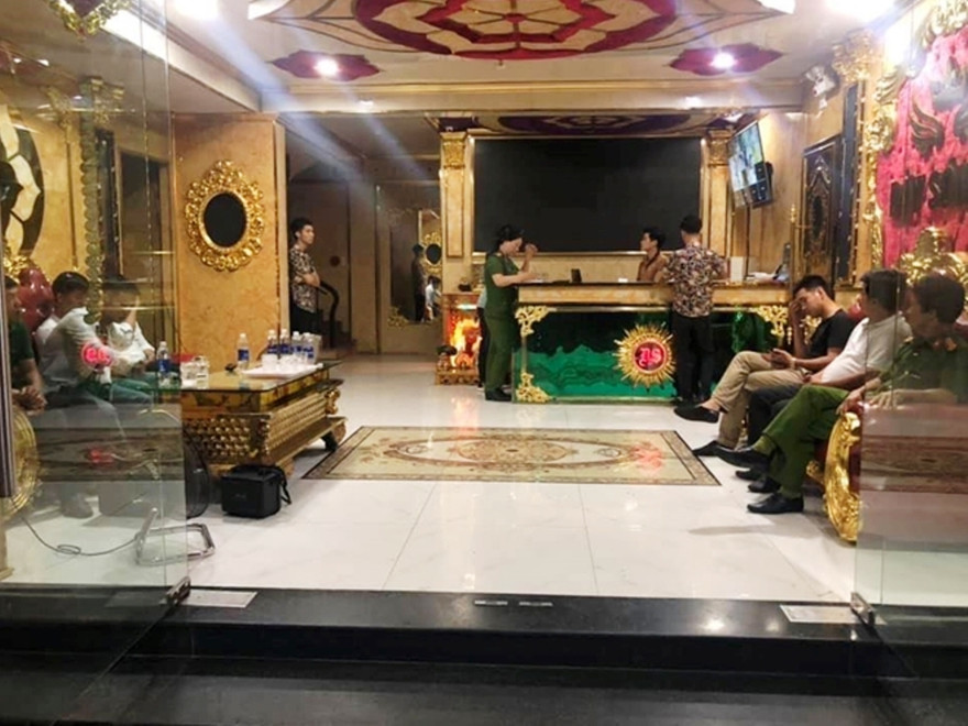 Tiệm karaoke Dậy Sóng 2 (phường An Cựu, Huế) hoạt động quá giờ, bên trong có hàng chục khách hát "phê" ma túy vào rạng ráng 6/10