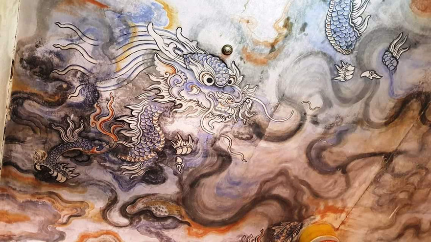 Một phần bức bích họa độc đáo vẽ trên trần nhà "Long vân khế hội" (Nguồn ảnh Di sản Huế)