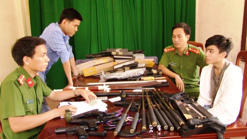 Số vật khí thô sơ và công cụ hỗ trợ này được Thiện đặt mua từ Hà Nội, chuyển về Huế cất giấu rồi tiêu thụ dần để kiếm lời