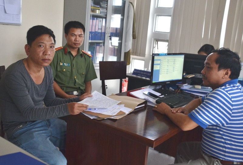 Tống Anh Thạnh (áo sậm, bìa trái) làm việc với công an và Thanh tra Du lịch tỉnh TT-Huế, qua dó, thừa nhận hành vi của mình. Ảnh: ĐỨC QUANG