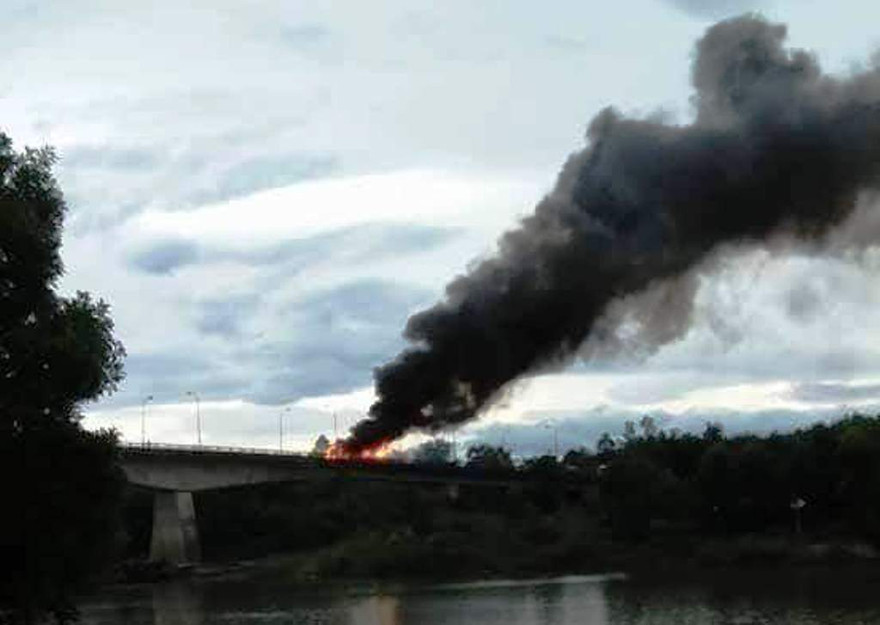 Khói đen bốc cao đen kịt cả một vùng trời từ hiện trường vụ cháy xe khách