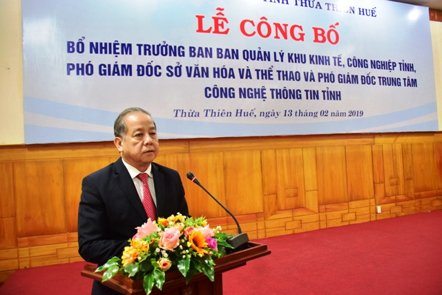 Chủ tịch UBND tỉnh Phan Ngọc Thọ chúc mừng các cán bộ vừa được bổ nhiệm giữ chức vụ mới