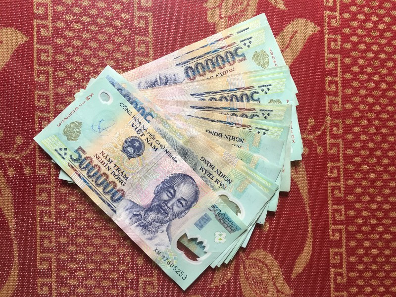 Một lượng lớn tiền do anh Huy nhặt được tại cây ATM