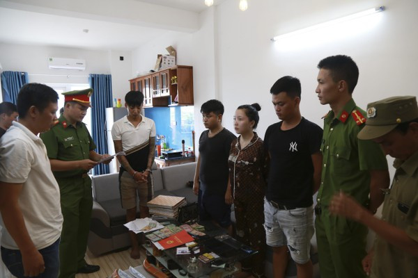 Đọc lệnh bắt tạm giam các đối tượng trong đường dây "tín dụng đen" tại Huế liên quan chuyên án 819V