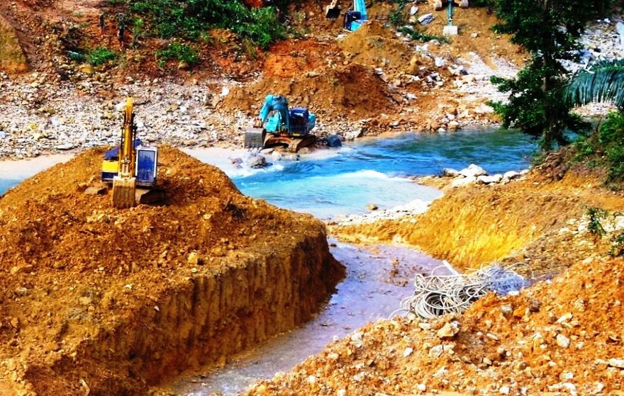 Chia nước, phân thủy dòng Rào Trăng để chuẩn bị đắp đập tạm.