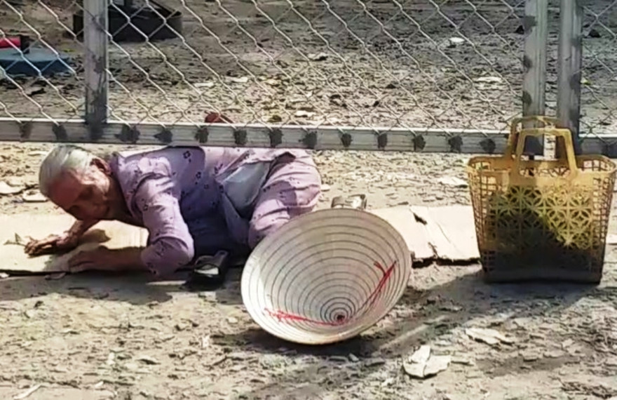 Người dân bò vào chợ Tứ Hạ, Hương Trà, tỉnh Thừa Thiên Huế