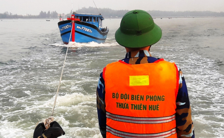 Lai dắt thành công tàu cá gặp nạn vào bờ an toàn (ảnh Ngọc Bình)