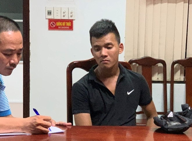 Công an lấy lời khai đối tượng Hồ Văn Ngân.