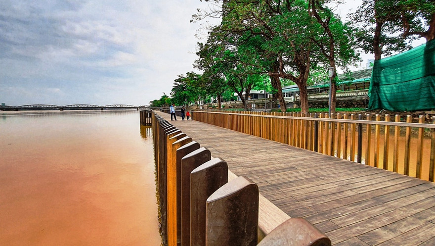 Cây cầu gỗ lim siêu sang tại Huế sau lũ.