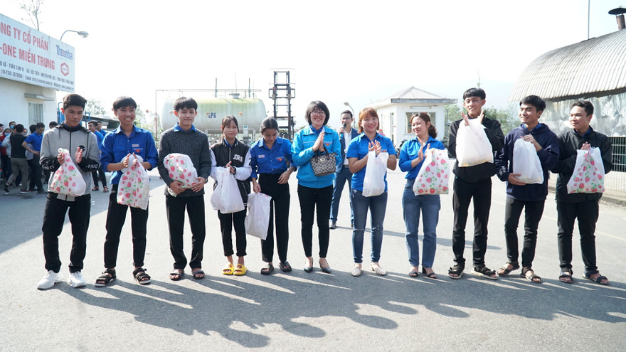 Tặng quà Tết cho thanh niên công nhân tại TT-Huế.