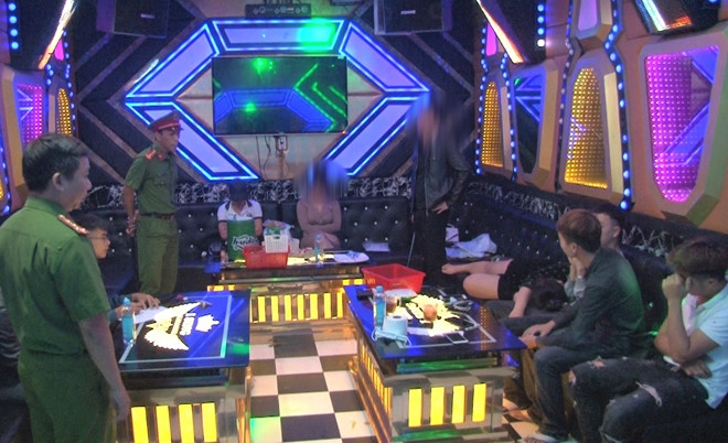 Phát hiện quả tang nhóm đối tượng thuê phòng karaoke để "phê" ma túy. Ảnh: Khoa Anh