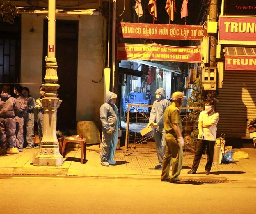 Phong tỏa con hẻm số 121 đường Bùi Thị Xuân, phường Phường Đúc, TP Huế tối 31/7, do có một người phụ nữ nghi mắc COVID-19.