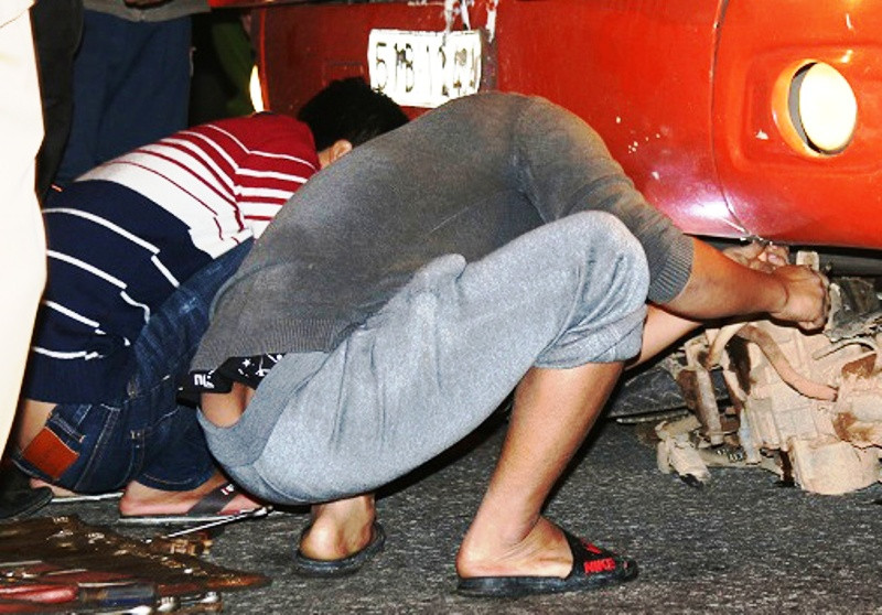 Xe khách 'nuốt chửng' xe gắn máy, 2 công nhân tử nạn trong đêm