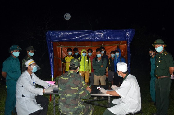 Bộ đội Biên phòng kịp thời phát hiện 12 người vượt biên từ Lào về Việt Nam qua đường mòn tại huyện A Lưới giáp ranh với Lào.