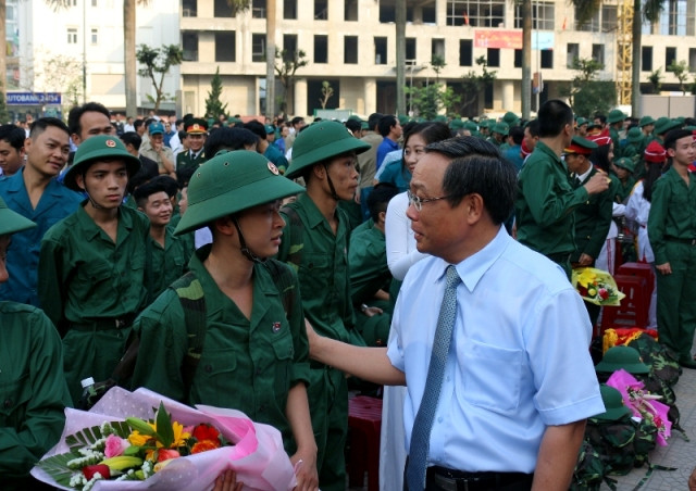 Cử nhân, viên chức, người vừa lập gia đình tình nguyện nhập ngũ