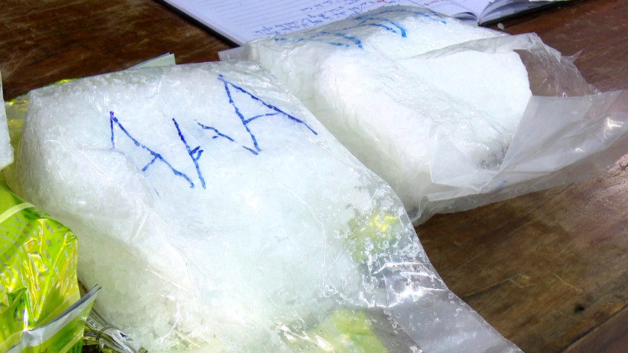 Gần 8kg gói bột trắng nghi ma túy đá trôi dạt từ biển vào được lực lượng biên phòng TT-Huế tiếp nhận, tạm giữ phục vụ công tác xác minh, điều tra