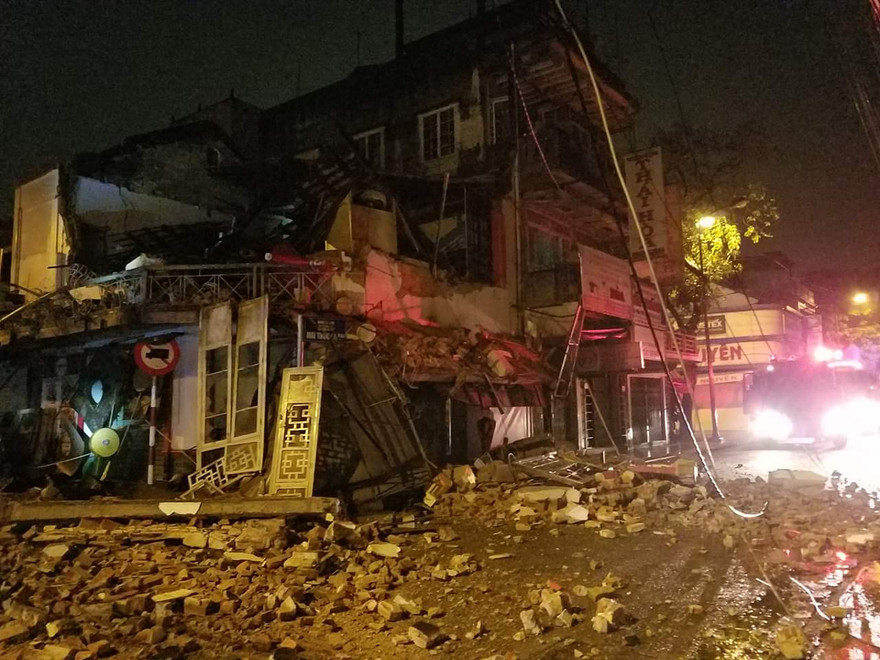 Hiện trường vụ sập nhà kinh hoàng giữa đêm tối tại thành phố Huế