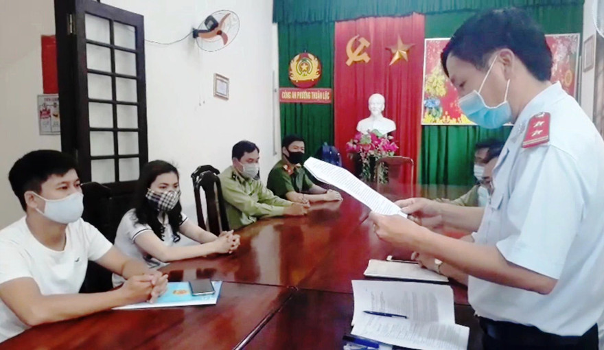 Thanh tra Sở TT&TT tỉnh TT-Huế phối hợp lực lượng chức năng làm việc với những người liên quan đến sự việc xúc phạm, chửi bới khách hàng bằng livestream trên mạng xã hội.