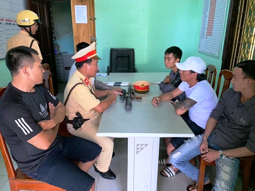 Các đối tượng đi trên ô tô 7 chỗ 60A-069.36 sau khi cố thủ trên ô tô có mang theo súng, roi điện đã bị công an khống chế đưa về trụ sở để lấy lời khai, điều tra (ảnh CA)